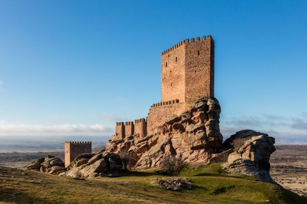 Замок Сафра XIII века, расположенный в испанской провинции Гвадалахара   - Sputnik Молдова
