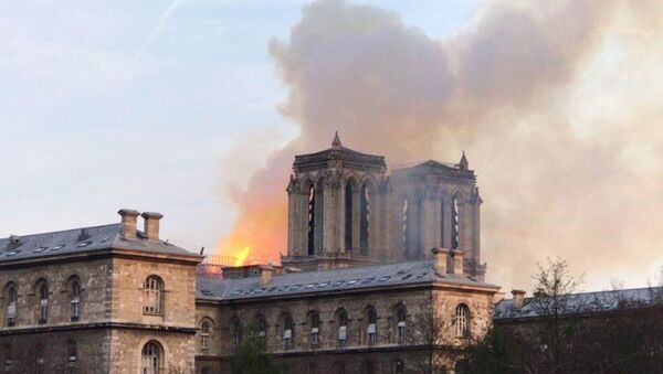 Пожар в соборе Парижской Богоматери - Sputnik Moldova-România