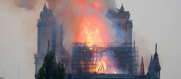 LIVE: Пожар в Нотр-Даме - Sputnik Молдова