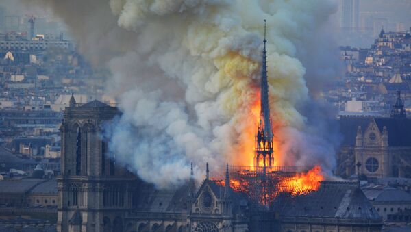 Пожар в соборе Парижской Богоматери - Sputnik Moldova-România