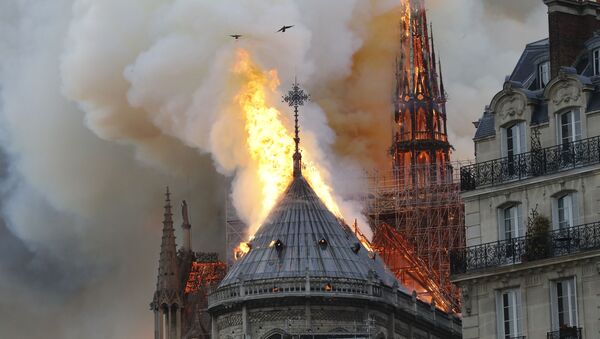 Пожар на крыше собора Нотр-Дам-де-Пари в Приже, Франция - Sputnik Молдова