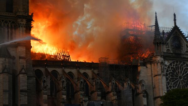 Пожар в соборе Парижской Богоматери - Sputnik Moldova
