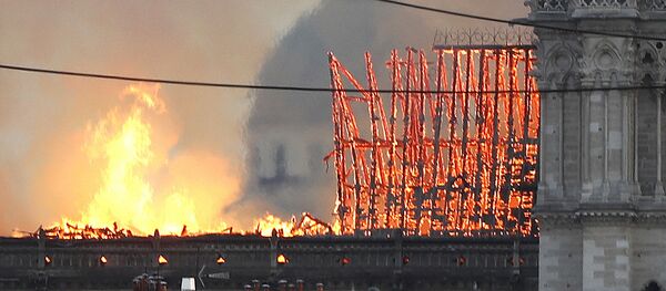 Пожар в соборе Нотр-Дам-де-Пари в Приже, Франция - Sputnik Молдова