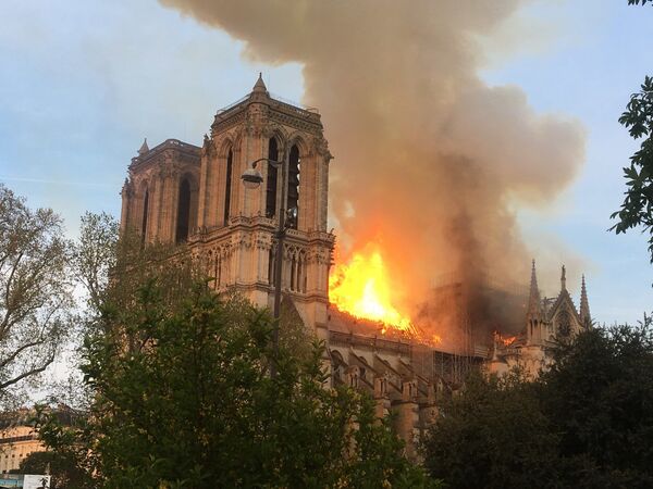 Пожар в соборе Нотр-Дам-де-Пари в Приже, Франция - Sputnik Молдова