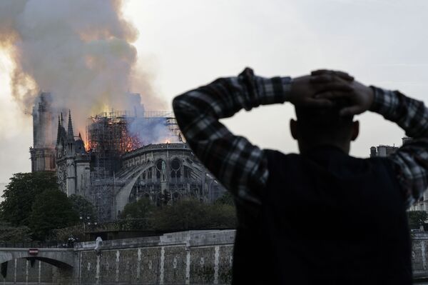 Пожар в соборе Нотр-Дам-де-Пари в Приже, Франция - Sputnik Молдова