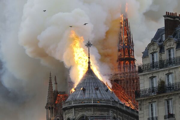 Пожар на крыше собора Нотр-Дам-де-Пари в Приже, Франция - Sputnik Moldova-România