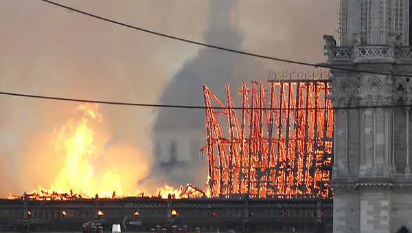 Пожар в соборе Нотр-Дам-де-Пари в Приже, Франция - Sputnik Moldova