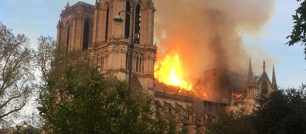 Пожар в соборе Нотр-Дам-де-Пари в Приже, Франция - Sputnik Moldova