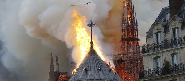Пожар на крыше собора Нотр-Дам-де-Пари в Приже, Франция - Sputnik Moldova