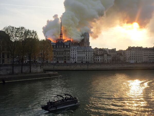 Incendiul izbucnit în catedrala Notre Dame din Paris - Sputnik Moldova