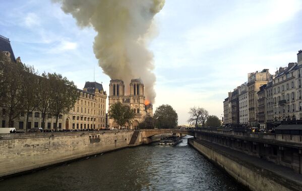 Incendiul izbucnit în catedrala Notre Dame din Paris - Sputnik Moldova