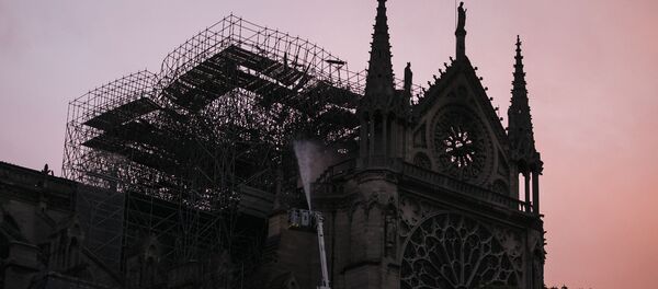Пожар в соборе Парижской Богоматери - Sputnik Moldova-România