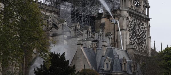 Пожар в соборе Парижской Богоматери - Sputnik Молдова