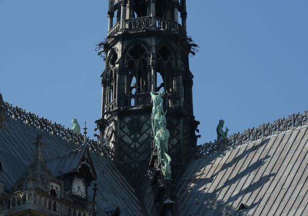 Скульптуры апостолов у шпиля собора Парижской Богоматери в Париже - Sputnik Молдова