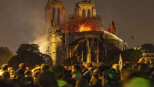 Пожар в соборе Парижской Богоматери - Sputnik Молдова