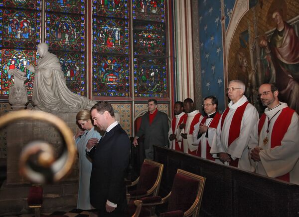 Президент России Дмитрий Медведев с супругой Светланой во время посещения Собора Парижской богоматери, 2010 год - Sputnik Moldova-România