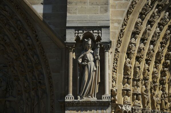 Скульптура между порталами западного фасада собора Парижской Богоматери - Sputnik Moldova-România