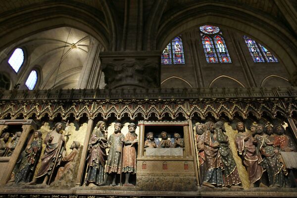 Вид на деревянные скульптуры внутри собора Парижской Богоматери  - Sputnik Moldova-România