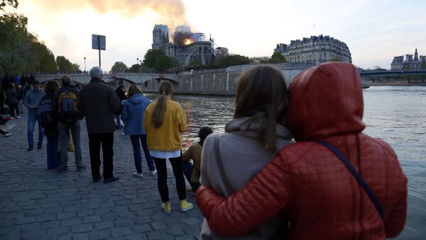 Люди смотрят, как горит собор Парижской Богоматери - Sputnik Moldova-România