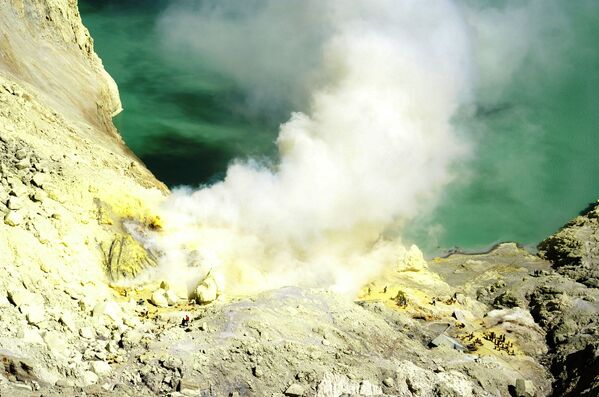 Кальдера вулкана Иджен, в которой раположено сернистое озеро Кавах Иджен, Индонезия - Sputnik Молдова