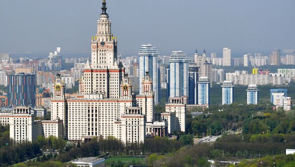Вид на главное здание МГУ имени М. В. Ломоносова - Sputnik Молдова