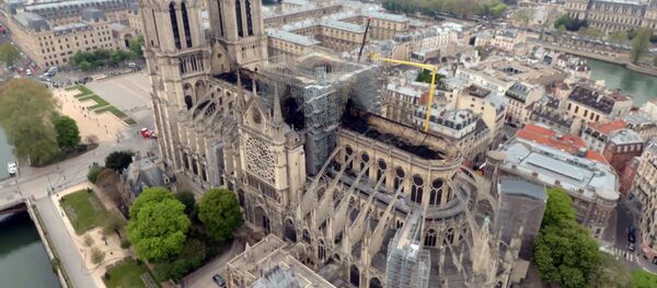 Франция: первые кадры сгоревшего Нотр-Дама, снятые дроном - Sputnik Молдова