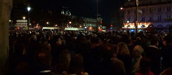 “Это национальная трагедия” - парижане о пожаре в Соборе Парижской Богоматери - Sputnik Молдова