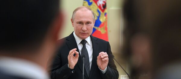 Президент РФ В. Путин встретился с выпускниками второго потока программы развития управленческого кадрового резерва Президент РФ В. Путин встретился с выпускниками второго потока программы развития управленческого кадрового резерва - Sputnik Moldova-România