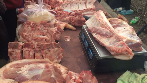 Inspectorii DTSA Bălți au descoperit la o piață improvizată din Bălți 72 de kilograme de carne și produse din carne neconforme - Sputnik Moldova