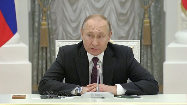 “Мы все смотрели на это со слезами на глазах” - Путин о пожаре в соборе Парижской Богоматери - Sputnik Молдова