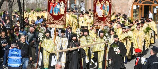 Pelerinaj de Florii. Preoți purtând ramuri de finic și prapuri pe Dealul Patriarhiei - Sputnik Moldova-România
