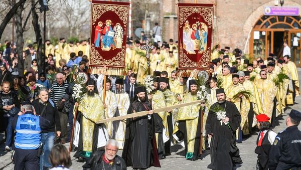 Pelerinaj de Florii. Preoți purtând ramuri de finic și prapuri pe Dealul Patriarhiei - Sputnik Moldova