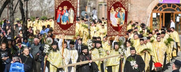 Pelerinaj de Florii. Preoți purtând ramuri de finic și prapuri pe Dealul Patriarhiei Pelerinaj de Florii. Preoți purtând ramuri de finic și prapuri pe Dealul Patriarhiei - Sputnik Moldova