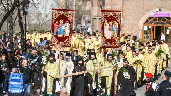 Pelerinaj de Florii. Preoți purtând ramuri de finic și prapuri pe Dealul Patriarhiei - Sputnik Moldova-România
