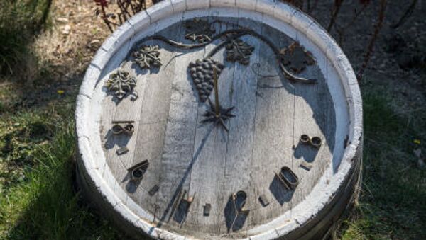 Солнечные часы на старой дубовой бочке в Крыму - Sputnik Moldova