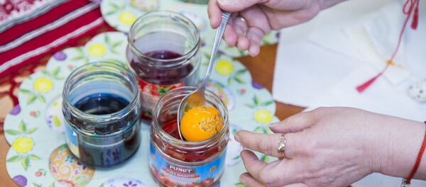 Как готовить пасхальный яйца:  мастер-класс в редакции Sputnik - Sputnik Молдова