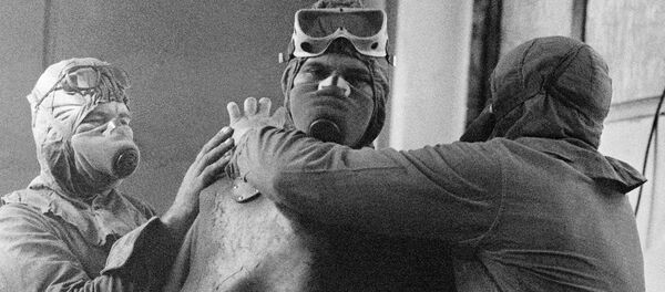 Группа ликвидаторов готовится выйти на крышу реактора Чернобыльской АЭС после катастрофы - Sputnik Молдова