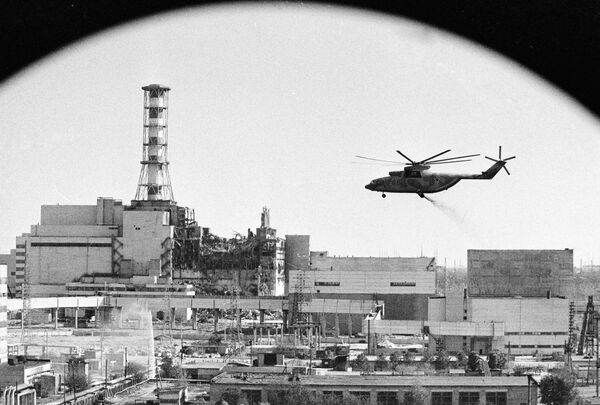 Вертолеты ведут дезактивацию зданий Чернобыльской атомной электростанции после аварии. - Sputnik Молдова