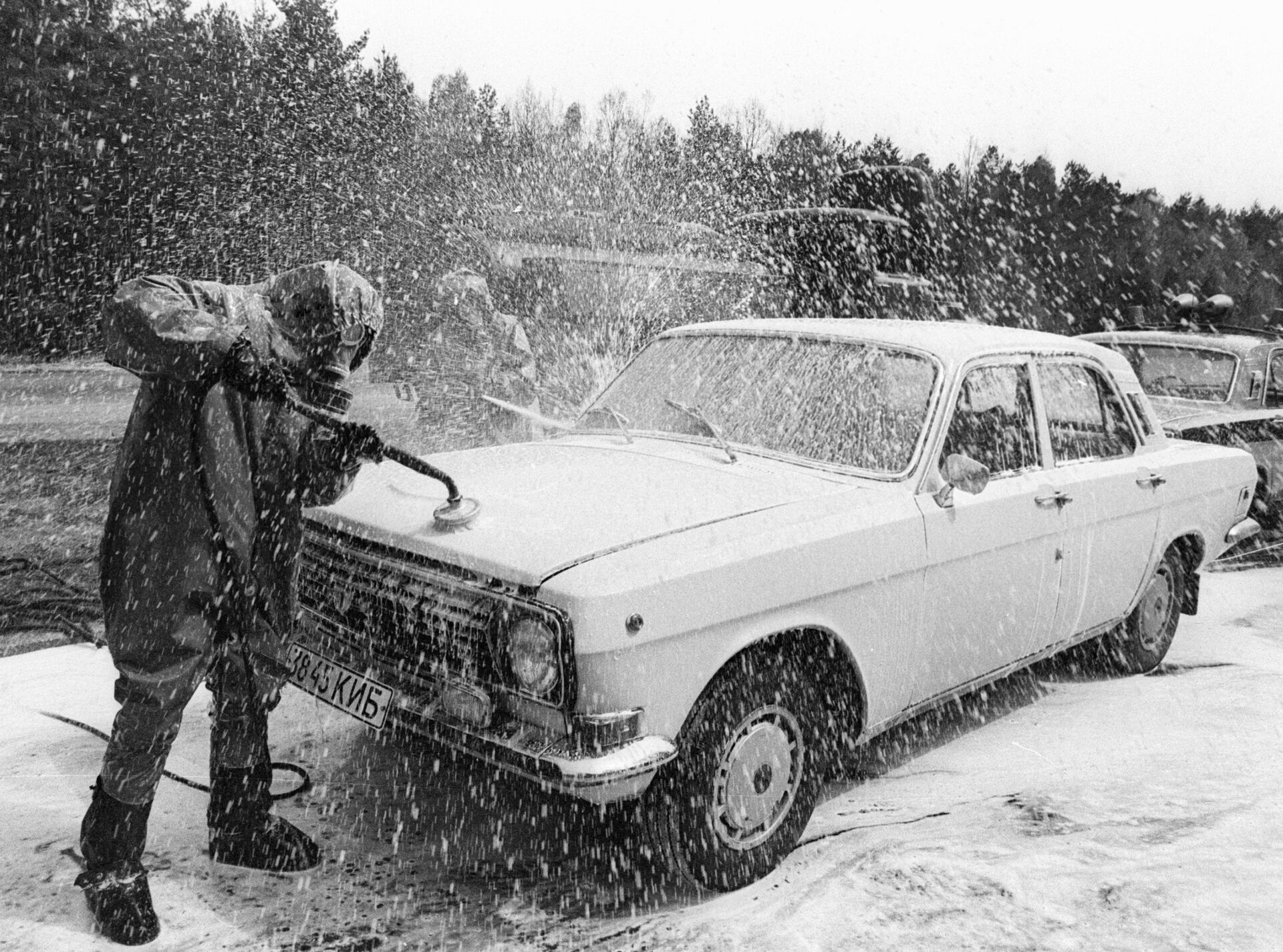 Дезактивация автомобиля, выезжающего из зоны чернобыльской катастрофы - Sputnik Молдова, 1920, 26.04.2024