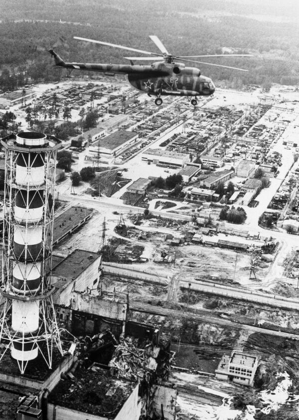 Вертолет производит радиологические измерения над зданием Чернобыльской АЭС после катастрофы - Sputnik Молдова