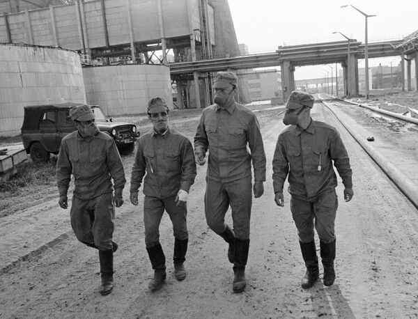 Члены подразделения, занимающегося дезактивацией территории Чернобыльской атомной электростанции, направляются на объект - Sputnik Молдова