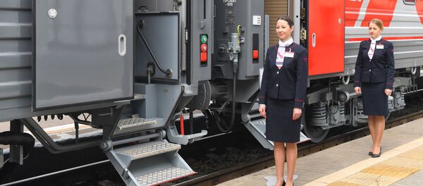 Проводницы возле новых одноэтажных купейных вагонах дальнего следования на Рижском вокзале в Москве - Sputnik Молдова