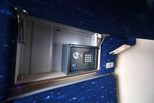 За подголовником нижнего сидения скрыты сейфы с электронными замками. - Sputnik Молдова
