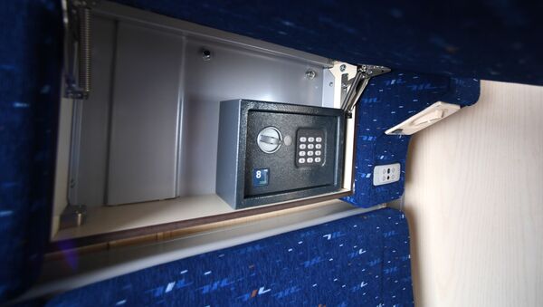 Сейф с электронным замком за подголовником в купе одноэтажного купейного вагона дальнего следования на Рижском вокзале в Москве - Sputnik Молдова