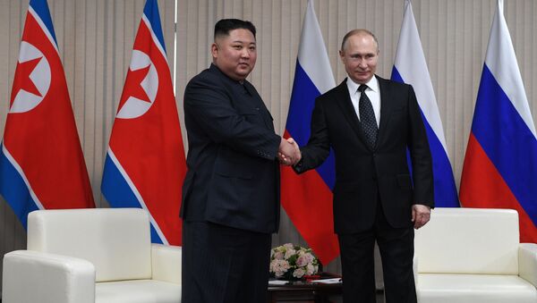 Лидер КНДР Ким Чен Ын и президент России Владимир Путин во время встречи на острове Русский  - Sputnik Moldova-România