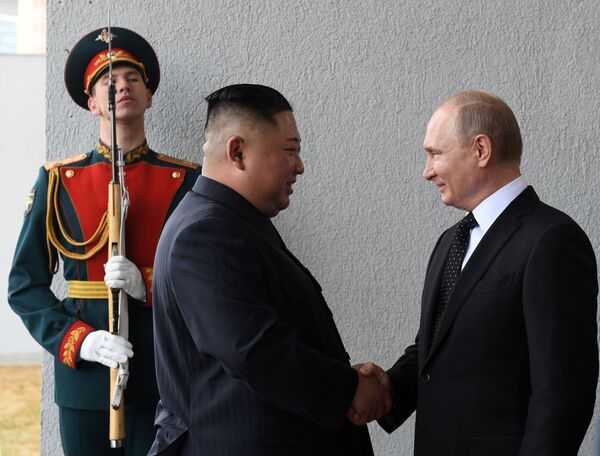 Liderul Coreei de Nord, Kim Jong-un, și președintele Federației Ruse, Vladimir Putin, dau mâna - Sputnik Moldova-România