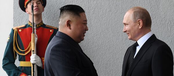 Лидер КНДР Ким Чен Ын и президент России Владимир Путин во время встречи в кампусе ДВФУ во Владивостоке Лидер КНДР Ким Чен Ын и президент России Владимир Путин во время встречи в кампусе ДВФУ во Владивостоке - Sputnik Moldova-România
