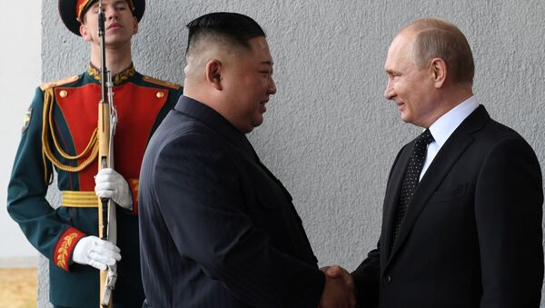Лидер КНДР Ким Чен Ын и президент России Владимир Путин во время встречи в кампусе ДВФУ во Владивостоке - Sputnik Moldova-România