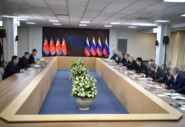Liderul Coreei de Nord, Kim Jong-un, și președintele Federației Ruse, Vladimir Putin, la discuții în format lărgit, Vladivostok, Rusia - Sputnik Moldova-România