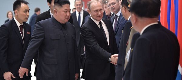 Лидер КНДР Ким Чен Ын и президент России Владимир Путин во время встречи в кампусе ДВФУ во Владивостоке - Sputnik Молдова